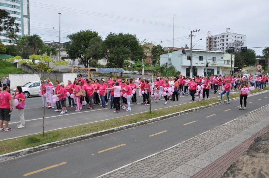 Outubro Rosa: Caminhada conta com cerca de 150 pessoas