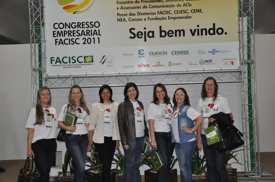 Câmara da Mulher realiza venda de camisas durante Congresso da Facisc