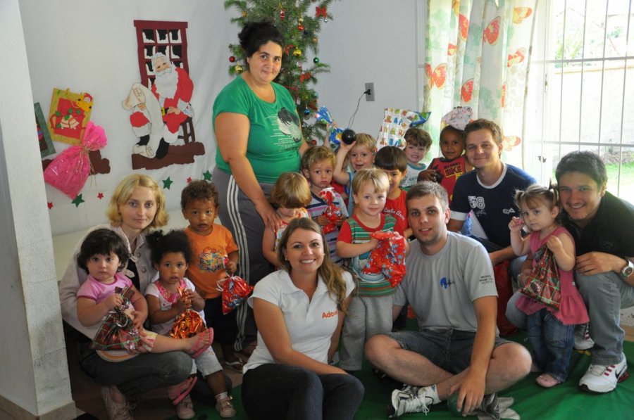 Crianças do CEI Tia Bea recebem Natal Solidário do Núcleo Jovem