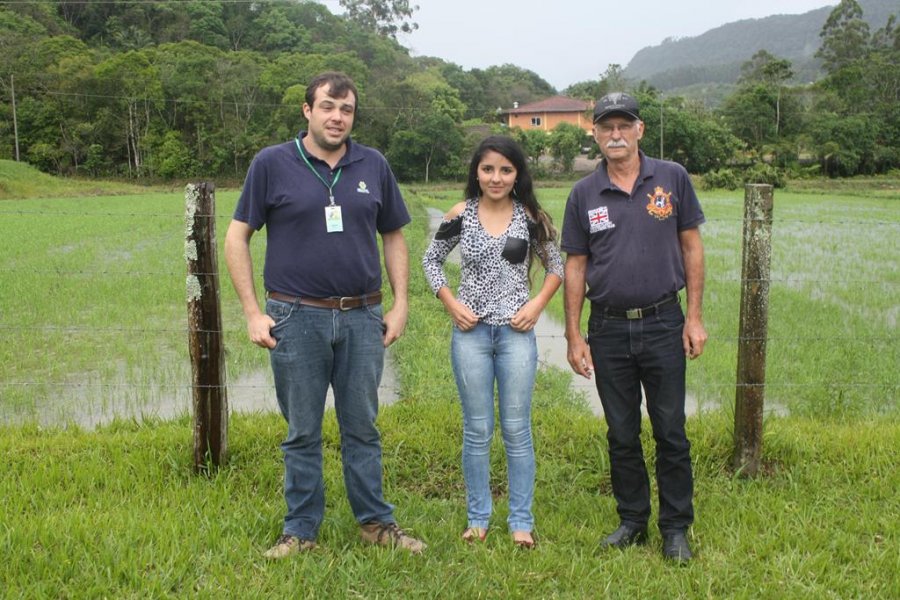 Agrônomo apresenta a profissão para aluna do projeto Geração Empreendedora