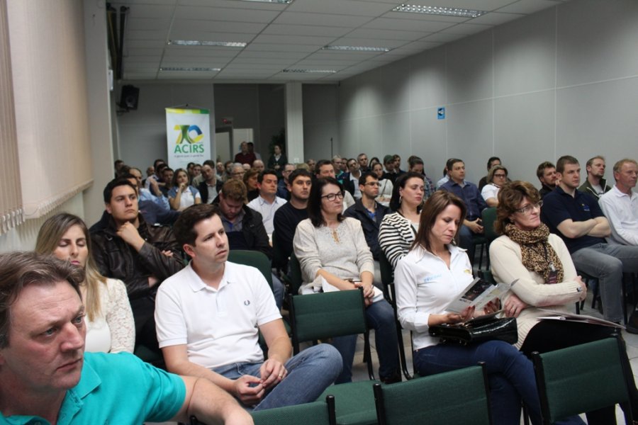 Expositores da FERSUL 2015 participam de reunião na ACIRS
