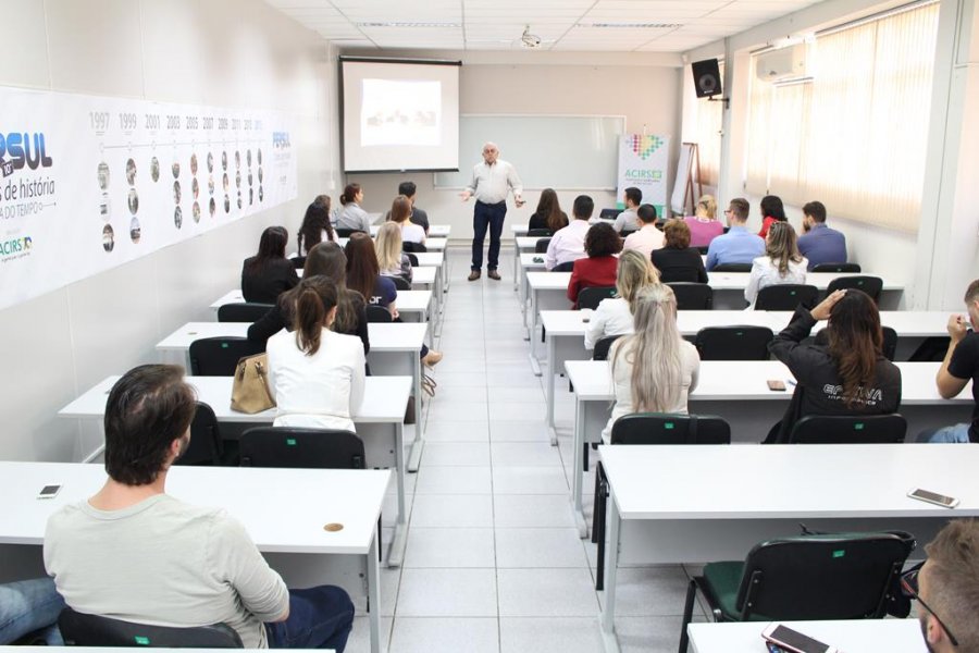 Palestra reúne mais de 40 pessoas na ACIRS para discutir sobre inteligência emocional