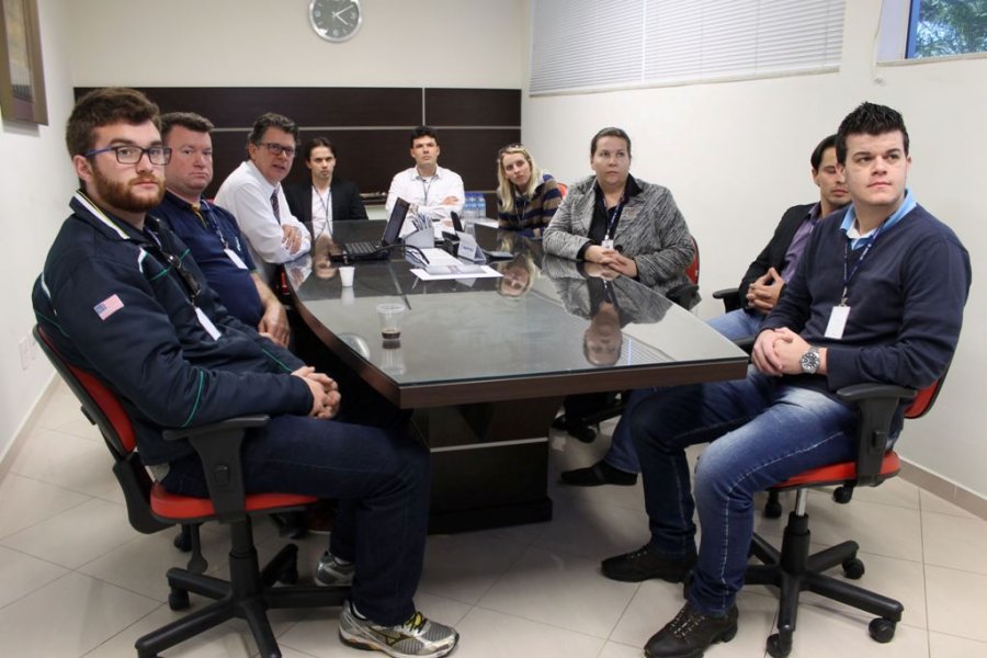 Grupo de empresários visita o Armazém Datacenter