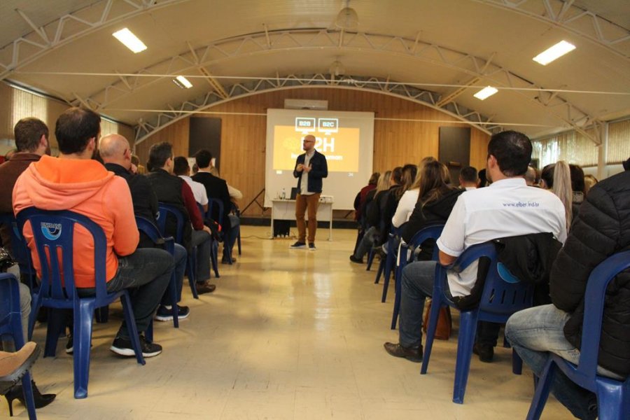 Palestra promovida pela ACIRS reúne mais de 100 pessoas para aprender sobre neurovendas