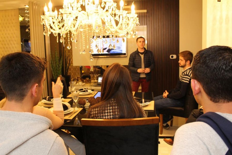 Empreendedores da ACIRS visitam empresa de móveis planejados