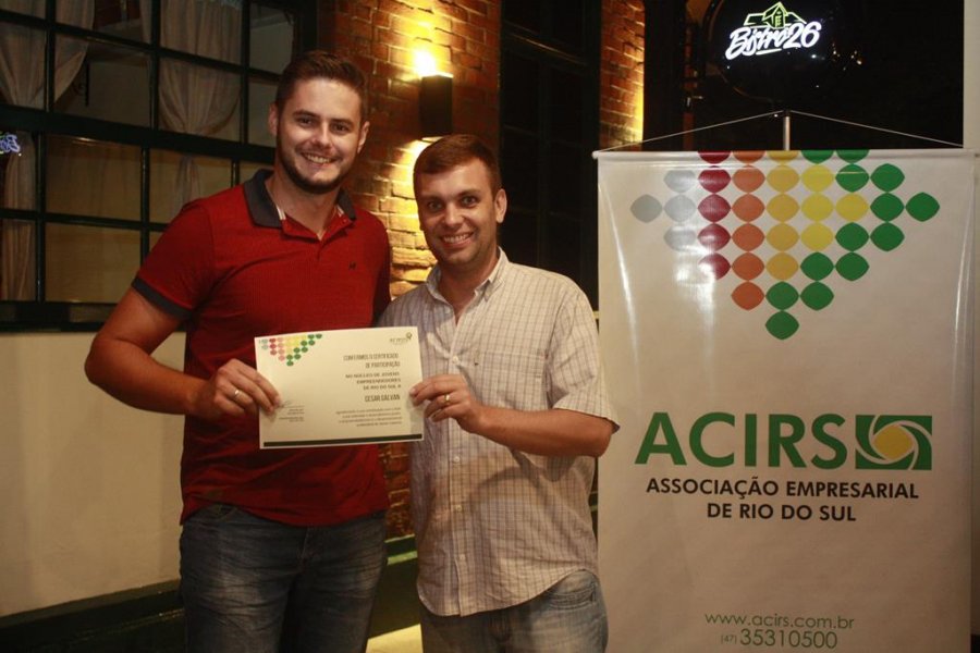 Jovens empreendedores recebem certificado de participação em Núcleo da ACIRS